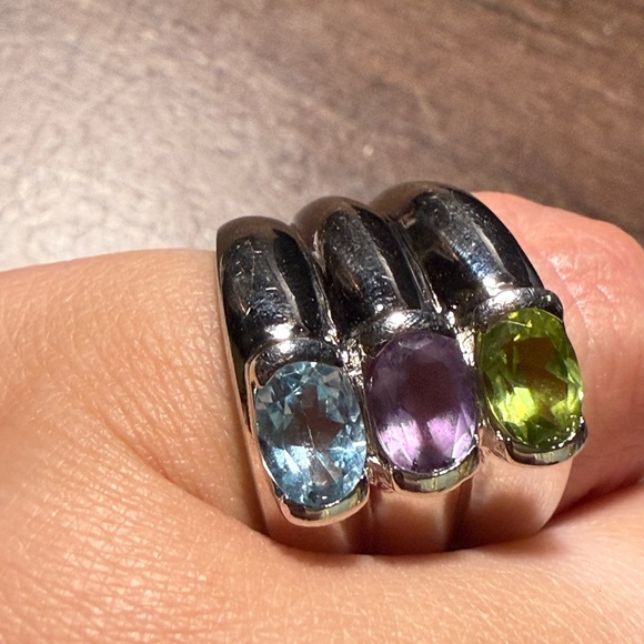 Elegant Silver Ring with Multicolor Gemstones - Picture 7 of 11